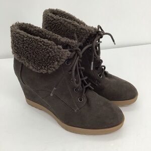 Dana Buchman Lace-Up Wedge Ankle Bootie Faux Fur Wedge Brown size 7M